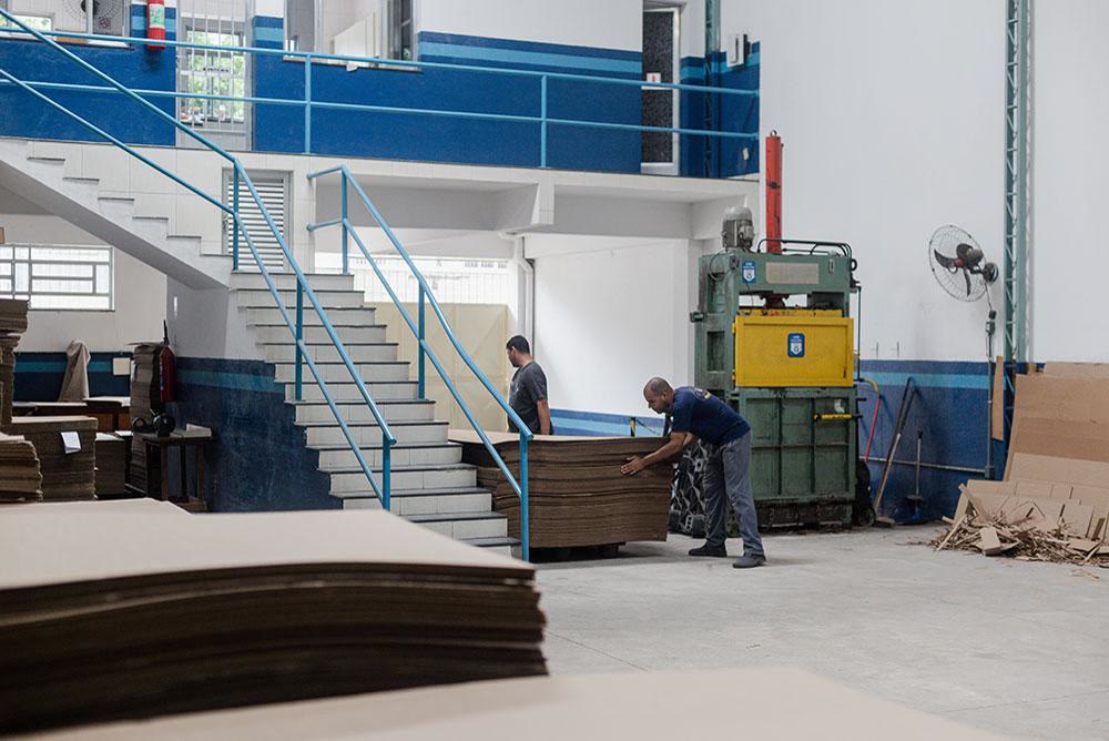 Prensa de aparas e mezanino da fábrica