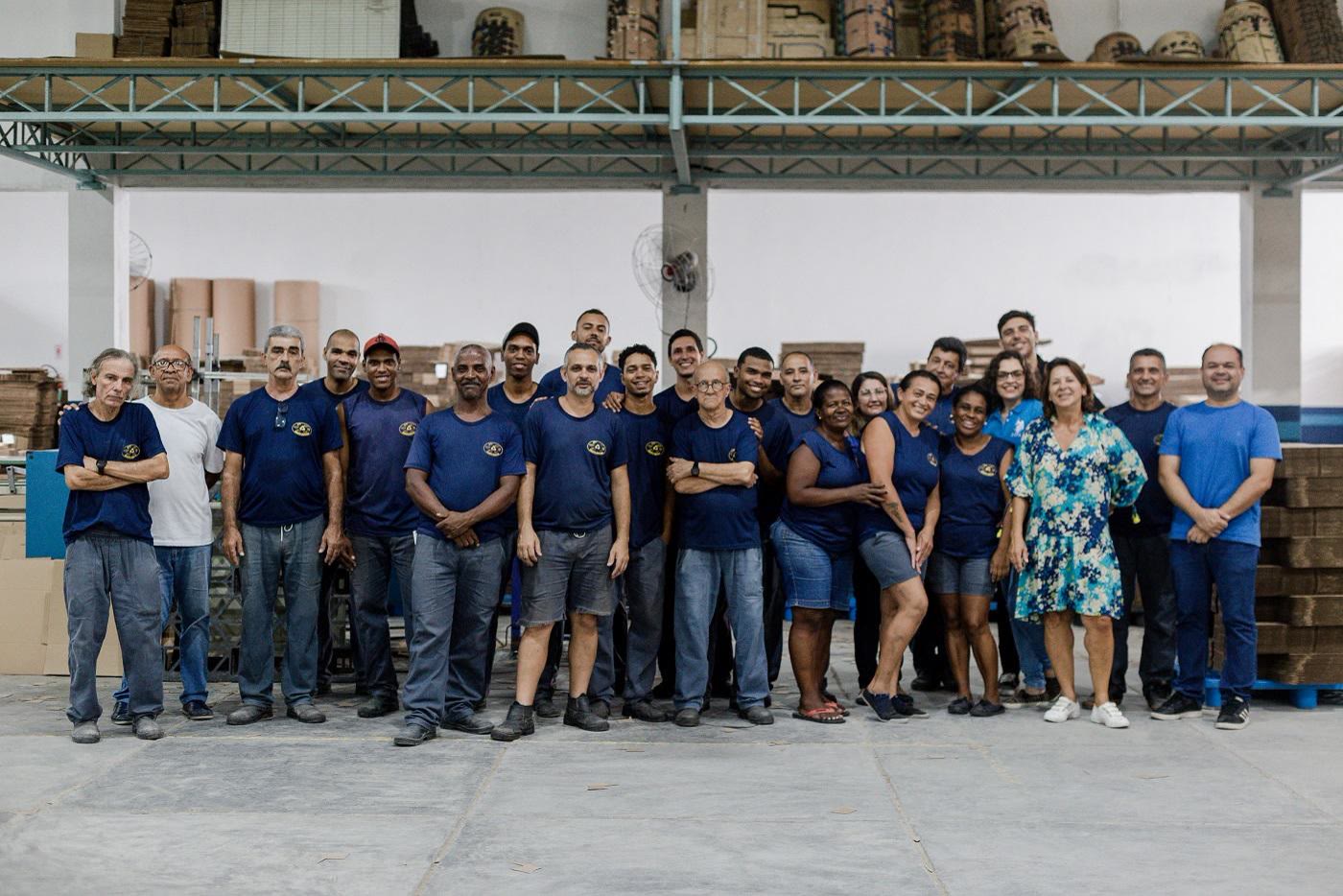 A equipe da Real Filipaper reunida no galpão da fábrica