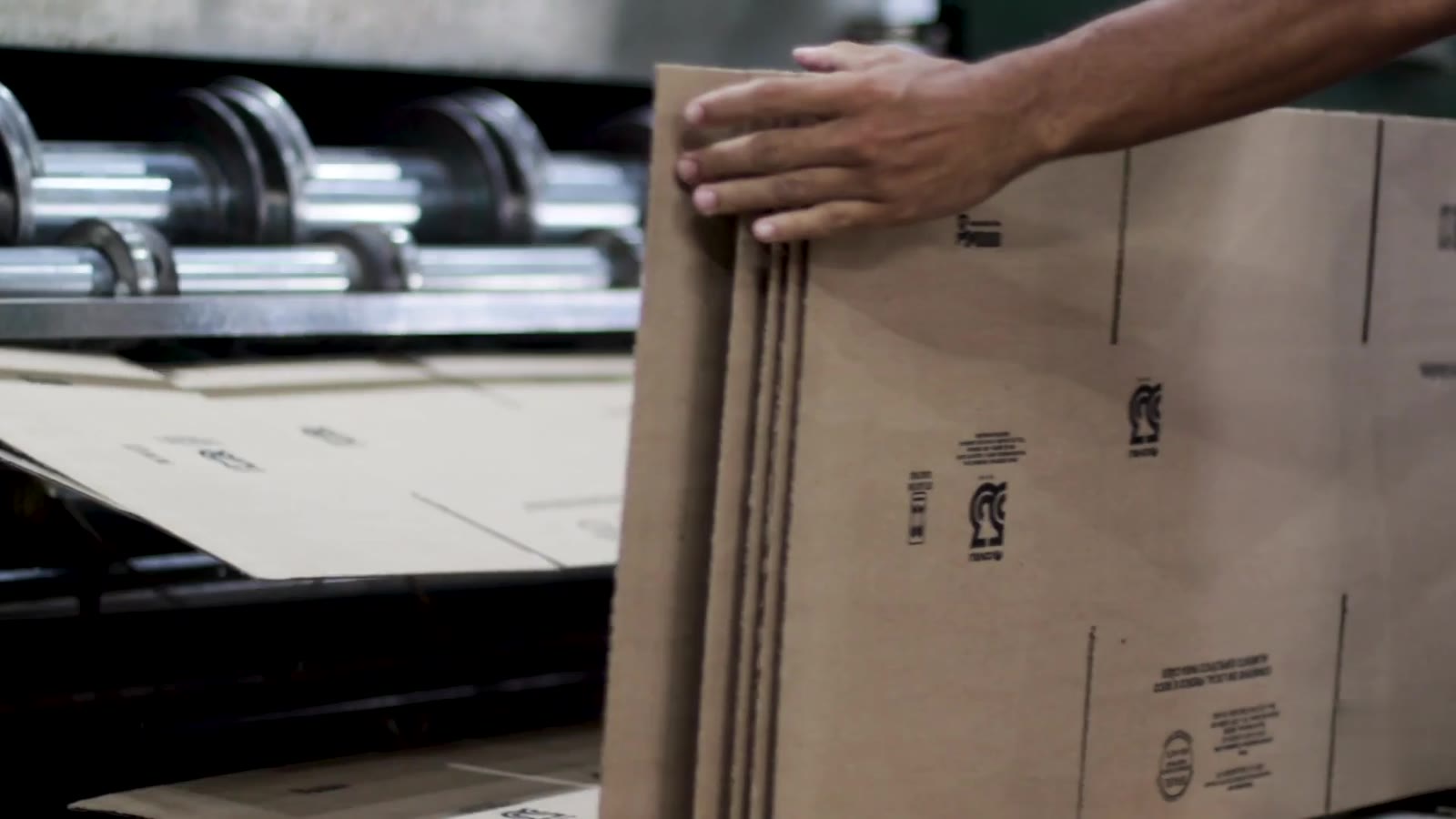 Chapas de papelão impressas saindo da impressora